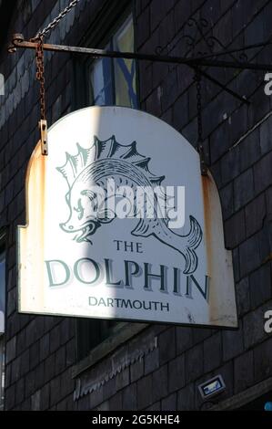 L'enseigne du pub est suspendue à l'extérieur du Dolphin Inn, dans la ville de Devon, à Dartmouth. Banque D'Images