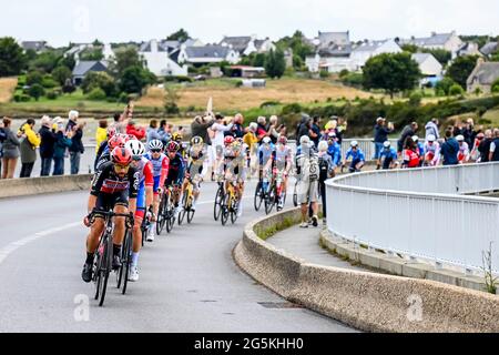 L'illustration montre le pack de cavaliers en action pendant la troisième étape de la 108e édition de la course cycliste Tour de France, 182 9km de L Banque D'Images