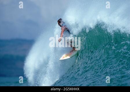 Surf. Surfer sur la crête de la vague de rupture. Banque D'Images
