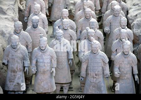 Soldats en terre cuite, Xian, province de Shaanxi, Chine. Détail des soldats dans l'armée de terre cuite de l'empereur Qin Shu Huang, vue de face. Banque D'Images