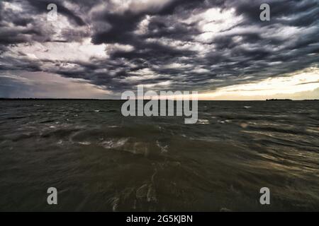 Montréal,Québec,Canada,le 23 juin 2021.le front de la tempête se déplace vers l'intérieur des terres.:Mario Beauregard/Alamy News Banque D'Images