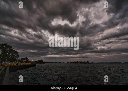 Montréal,Québec,Canada,le 23 juin 2021.le front de la tempête se déplace vers l'intérieur des terres.:Mario Beauregard/Alamy News Banque D'Images