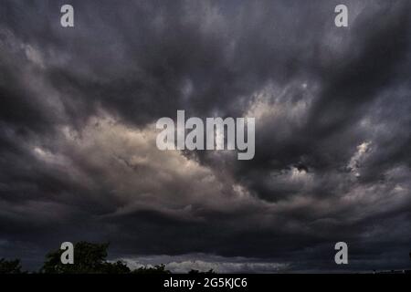 Montréal,Québec,Canada,le 23 juin 2021.le front de la tempête se déplace vers l'intérieur des terres.:Mario Beauregard/Alamy News Banque D'Images