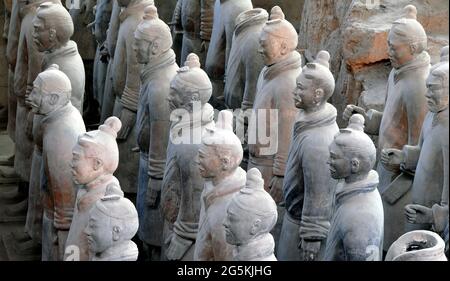 Soldats en terre cuite, Xian, province de Shaanxi, Chine. Détail des soldats de l'armée de terre cuite de l'empereur Qin Shu Huang, vue latérale. Banque D'Images