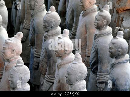 Soldats en terre cuite, Xian, province de Shaanxi, Chine. Détail des soldats de l'armée de terre cuite de l'empereur Qin Shu Huang, vue latérale. Banque D'Images