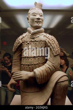 Soldats en terre cuite, Xian, province de Shaanxi, Chine. Détail d'un archer agenouillé dans le musée de l'Armée de terre cuite. Banque D'Images