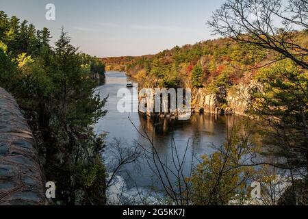 Les Dalles of the St. Croix with angle Rock et le bateau à aubes Taylors Falls Queen dans le parc national Interstate. Banque D'Images