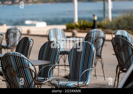 Cafe chaises souples autour des tables - coronavirus, pandémie concept Banque D'Images