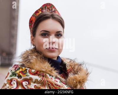 Moscou, Russie. 22 avril 2018. Une jeune femme dans un costume russe traditionnel au festival.concerts de musique classique, folk et sonnette, représentations théâtrales, peinture d'oeufs - tout ceci et plus attendu des moscovites au Festival de musique de Pâques ''Résurrection de lumière'. Pâques est une fête spéciale quand il est d'usage de se réunir à la maison avec sa famille. Crédit : Mihail Tokmakov/SOPA Images/ZUMA Wire/Alay Live News Banque D'Images