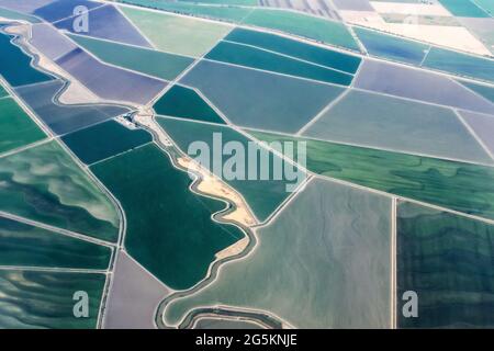 Vue sur les terres agricoles irriguées depuis le ciel - se préparer à atterrir à l'aéroport de Sacramento en Californie Banque D'Images