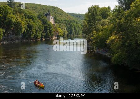 Canoéiste, Château de la Treyne, sur la Dordogne, près de la Lacave, département du Lot, Occitanie, France, Europe Banque D'Images