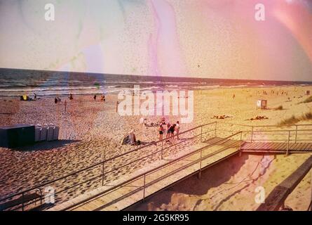 Photo rétro aspect vieilli, floue et granulée. Film de l'appareil photo endommagé. Image mystique, psychédélique, nostalgique. Vue sur la plage. Banque D'Images