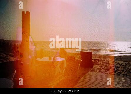 Photo rétro aspect vieilli, floue et granulée. Film de l'appareil photo endommagé. Image mystique, psychédélique, nostalgique. Vue sur la plage. Banque D'Images