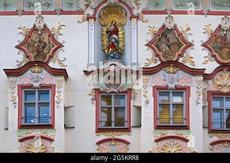 Façade rococo par l'artiste en stuc Johann Baptist Zimmermann sur la maison centrale, château douves Am Inn, haute-Bavière, Bavière, Allemagne, Europe Banque D'Images