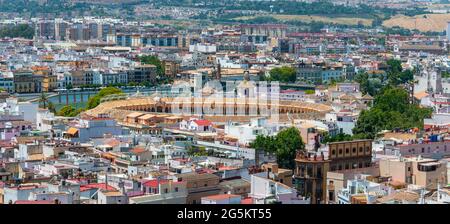 Vue d'en haut sur Séville avec arène Plaza de toros de la Real Maestranza de Caballería de Sevilla, Séville, Andalousie, Espagne, Europe Banque D'Images