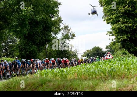 Tour de France 2021 Stage 3 , de Lorient à Pontivy.28 juin 2021. Mathieu Van Der Poel, de l'équipe Alpecin, se déplace vers l'arrière du peloton avec l'hélicoptère au-dessus d'eux. Crédit : Peter Goding/Alay Live News Banque D'Images