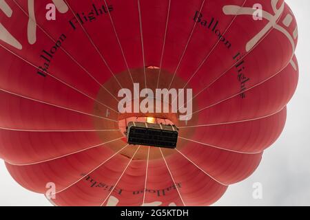 Ballon à air chaud rouge par le dessous Banque D'Images