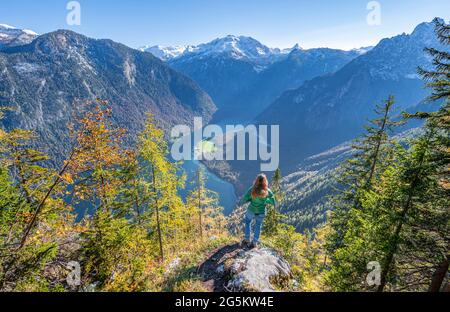 Vue panoramique sur le Königssee, jeune randonneur sur l'Achenkanzel, forêt automnale et montagnes enneigées, parc national de Berchtesgaden, Berchtesgade Banque D'Images