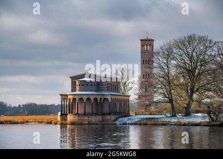 Église du Sauveur avec Campanile sur la Havel en hiver, Parc Sacrow, Potsdam, Brandebourg, Allemagne, Europe Banque D'Images