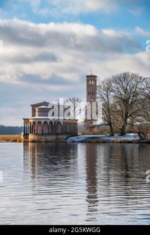 Église du Sauveur avec Campanile sur la Havel en hiver, Parc Sacrow, Potsdam, Brandebourg, Allemagne, Europe Banque D'Images