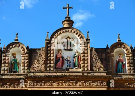 Figures de la Sainte famille sur une église, Cusco, Pérou, Amérique du Sud Banque D'Images