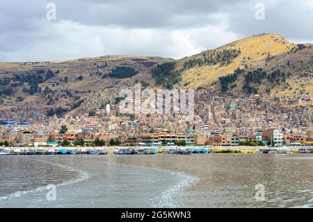 Vue du lac à la ville de Puno, lac Titicaca, Pérou, Amérique du Sud Banque D'Images