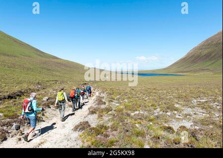 Groupe de marche randonnée pédestre sur le sentier vers Sandy Loch, près de Moorfea, Rackwick, Hoy, Orkney Islands, Écosse, Royaume-Uni, Europe Banque D'Images