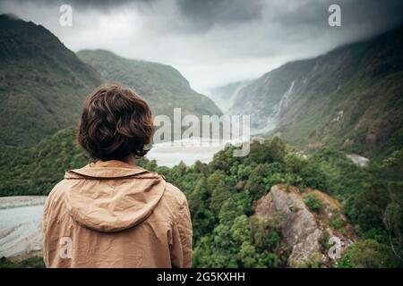 Guy at Lookout, K ? Roimata o Hine Hukatere, glacier François-Joseph, parc national de Westland Tai Poutini, Île du Sud, Nouvelle-Zélande, Océanie Banque D'Images