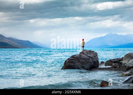 Guy à une plage au lac Tekapo, lac Tekapo, région de Canterbury, district de Mackenzie, South Island, Nouvelle-Zélande, Océanie Banque D'Images