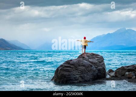 Guy à une plage au lac Tekapo, lac Tekapo, région de Canterbury, district de Mackenzie, South Island, Nouvelle-Zélande, Océanie Banque D'Images