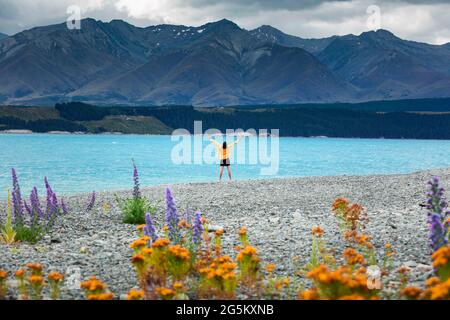 Guy à une plage au lac Tekapo, région de Canterbury, district de Mackenzie, Île du Sud, Nouvelle-Zélande, Océanie Banque D'Images