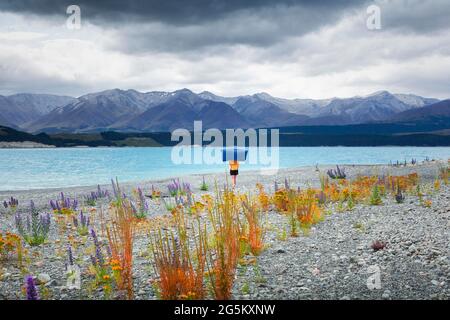 Guy à une plage au lac Tekapo, région de Canterbury, district de Mackenzie, Île du Sud, Nouvelle-Zélande, Océanie Banque D'Images