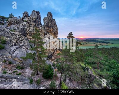 Rock formation Hamburger Wappen au lever du soleil, réserve naturelle de Teufelsmauer, près de Blankenburg, montagnes de Harz, Saxe-Anhalt, Allemagne, Europe Banque D'Images