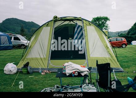 Tente de camping familial sur un camping dans le parc national de Snowdonia, pays de Galles Banque D'Images