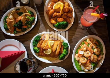 Tartiner de la cuisine chinoise sur une table avec des boissons Banque D'Images