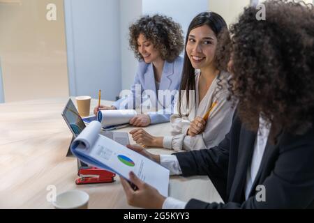 Femmes d'affaires multiculturelles ayant une réunion au bureau et parlant. Banque D'Images