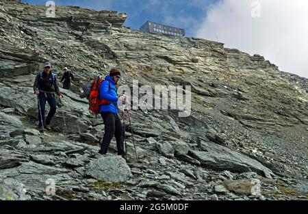 Randonneurs sur la descente de la cabane de Tratuit, Zinal, Val d'Anniviers, Valais, Suisse, Europe Banque D'Images