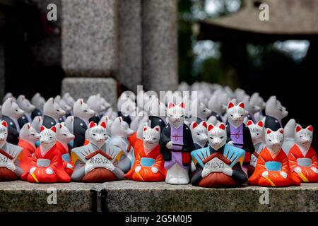 Statues Little Fox au Sanctuaire Fushimi Inari à Kyoto, Japon Banque D'Images