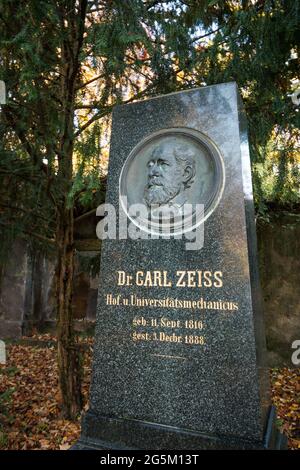 Tombe du Dr. Carl Zeiss, cimetière de Johannes à l'église Friedenskriche, ville de Jena Thuringe, Allemagne Banque D'Images