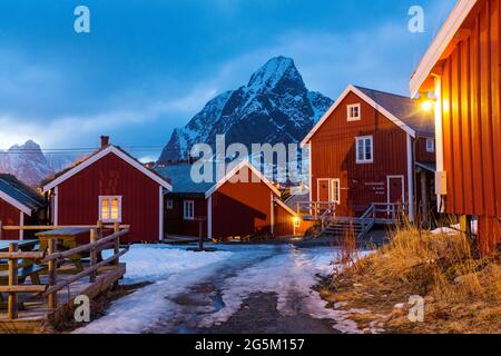 Maisons de pêche de Rorbuer, village de Rine, Moskensoya, îles Lofoten, Norvège, Skandinavia Banque D'Images