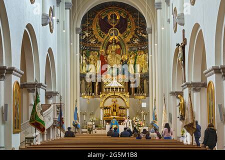 Service de l'église, autel principal, église paroissiale catholique St. Anna im Lehel, construite 1887-1892, néo-romane, Munich, haute-Bavière, Bavière, Allemagne, Europe Banque D'Images