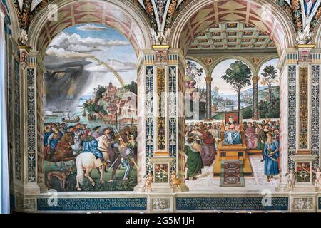 Piccolomini sur le chemin du Conseil à Bâle, à gauche, Piccolomini devant le roi Jacques Ier d'Écosse, à droite, fresques sur la vie du cardinal Enea S. Banque D'Images
