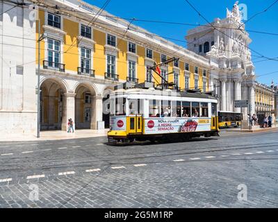 Place commerciale, Praça do Comercio, tramway à l'Arc de Triomphe Arco da Rua Augusta, Lisbonne, Portugal, Europe Banque D'Images