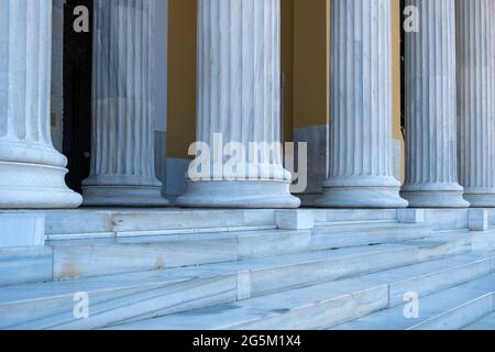 Colonnes et escaliers classiques. Colonnes de Zappeion Megaron, entrée en marbre de la colonnade du monument national, monument historique d'Athènes, Grèce. Vue en gros plan Banque D'Images