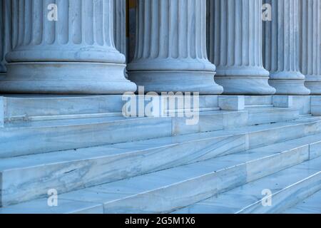 Colonnes classiques, colonnade en marbre et escaliers. Colonnes d'entrée de Zappeion Megaron, monument national, monument historique d'Athènes, Grèce. Vue en gros plan Banque D'Images