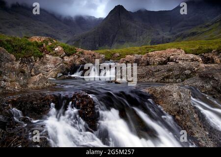 Piscines de fées, piscines de fées, chute d'eau, piscine de bain Crystal Clear, Cullin Hills, Peak Fheadain, Sgurr an Fheadin, Glen fragile, Île de Skye, Skye, Inne Banque D'Images