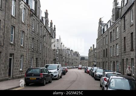 Maisons en granit gris uniforme, rue des maisons de l'époque victorienne, Urquhart Rd, Roslin St, centre-ville, Aberdeen, Écosse, Royaume-Uni, Europe Banque D'Images