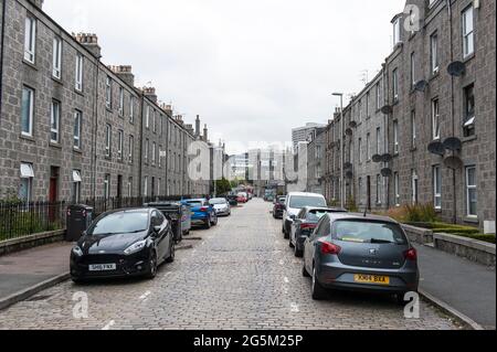 Maisons en granit gris uniforme, rue des maisons de l'époque victorienne, Summerfield Terrace, centre-ville, Aberdeen, Écosse, Royaume-Uni, Europe Banque D'Images