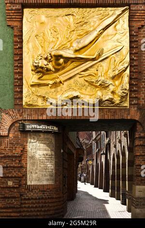 Paula-Becker-Modersohn-Haus, levée dorée le Lightbringer par Bernhard Hoetger, Böttcherstraße, la vieille ville, Brême, Allemagne, Europe Banque D'Images