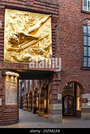 Paula-Becker-Modersohn-Haus, levée dorée le Lightbringer par Bernhard Hoetger, Böttcherstraße, la vieille ville, Brême, Allemagne, Europe Banque D'Images